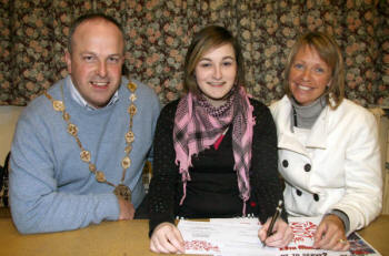 Laura Kelly is pictured with Lisburn Mayor, Councillor James Tinsley and his wife the Mayoress, Mrs Margaret Tinsley as she signs up to be a leader at this year�s Street Reach Lisburn 08.