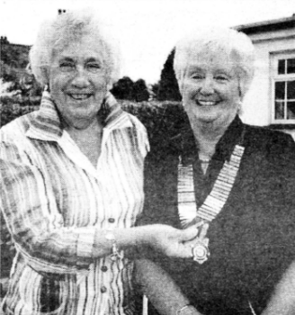 Outgoing president Vivienne McMeekin hands over the chain of office to incoming President Norma Goggins US2408-411PM